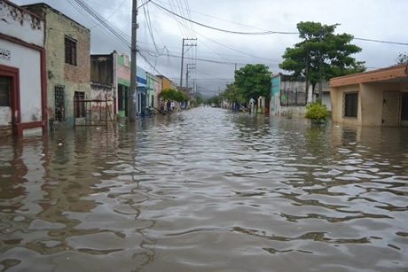 La otra propuesta buscaba solucionar el problema de las inundaciones en el barrio. (Foto tomada de: http://deracamandaca.com/wp-content/uploads/2013/10/Pescaito-colector.jpg).