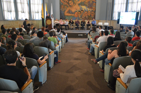 El debate se llevó a cabo en el Aula Máxima Pedro Nel Gómez de la Facultad de Minas de la U.N. Sede Medellín