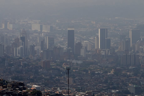 La topografía del Valle de Aburrá maniate la contaminación en la atmósfera. Foto: Jaiver Nieto /El Tiempo.