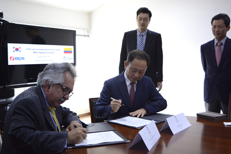 Rector Ignacio Mantilla Prada y representante de KEPKO firmaron el convenio.