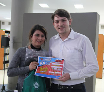 Alba Alzate, jede de servicios de la División de Bibliotecas, entregó el permio al ganador en la categoría Idiomas.
