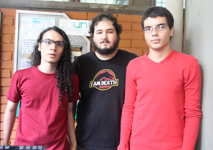 Jorge Torres Arboleda, Diego Alejandro Ramírez y Diego Fernando Uribe, estudiantes de Ingeniería Física.
