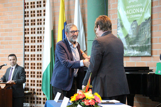 Jhon de Jesús Muñoz Echavarría de la Facultad de Arquitectura, reconocido por Excelencia Académica