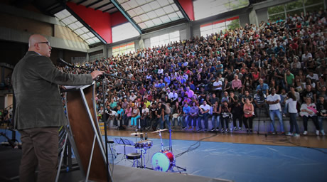 John Willian Branch Bedoya, vicerrector de la U.N. Sede Medellín dio la bienvenida a los nuevos estudiantes y sus familias.