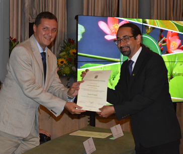 Los diplomas de la Facultad de Ciencias Agrarias fueron entregados por el profesor Jairo Alexander Osorio, decano.