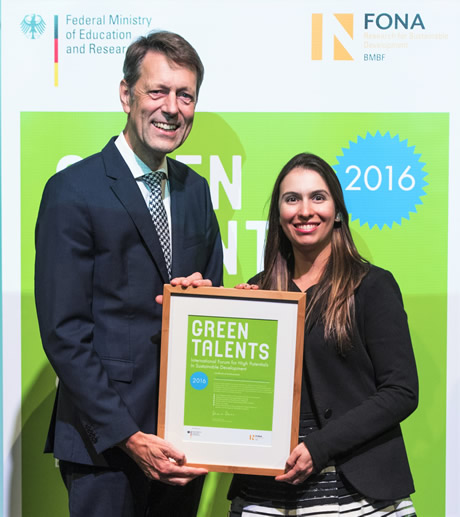 Por sus aportes al medio ambienten Alejandra Carmona recibió el premio Green Talents.