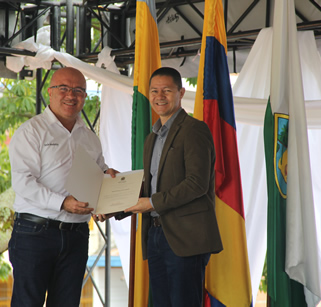 La Sede Medellín entregó al alcalde del municipio de Guatapé, Moción de reconocimiento por el trabajo que ha realizado y que permitió que la Institución llegará a esta región.