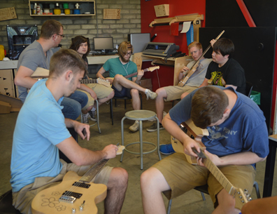 Cada uno de los estudiantes construyó su propia guitarra.