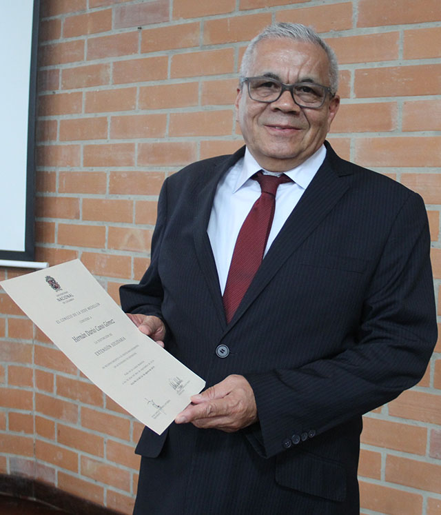 El profesor recibió distinción académica por sus aportes en Extensión Solidaria.