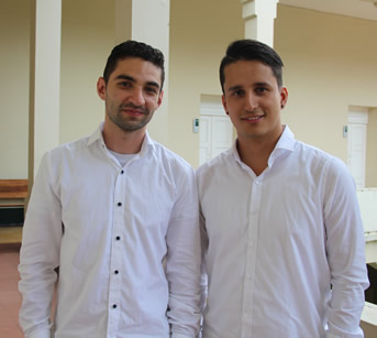 Duvan Stivens Arias Sánchez, ingeniero del Control, y Andrés Giraldo Maya, estudiante de Ingeniería Eléctrica.