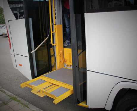 La Institución adquirió un nuevo bus para facilitar el acceso de personas con movilidad reducida.