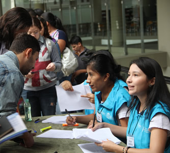 Más de 300 estudiantes conocieron programas y becas para estudiar en el exterior.