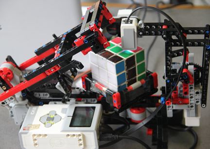Robot que arma cubos de Rubik.