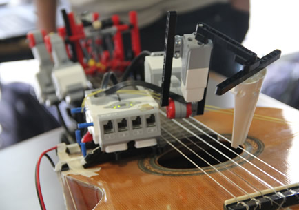 Robot de Lego que imita movimientos de un guitarrista.