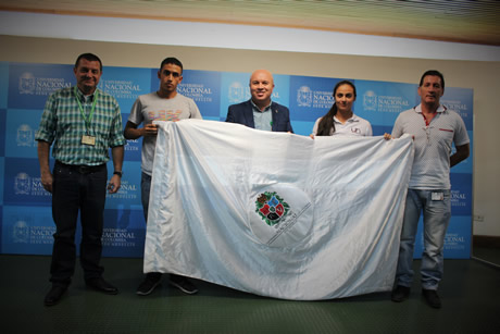 Estefanía Álvarez y Andrés Toro recibieron la bandera como símbolo de la historia de la Institución.