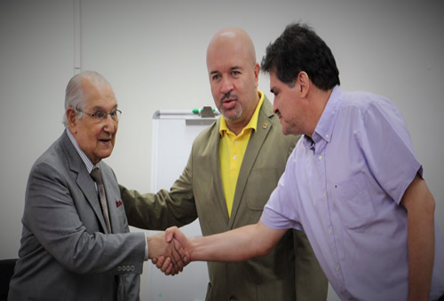 Con sorpresa y gratitud el profesor Lucio Chiquito Caicedo recibió el reconocimiento.