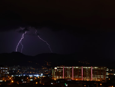 Estudios indican que Medellín es una de las tres ciudades del mundo donde más descargas eléctricas se produce. Foto tomada de: Flickr:pollogomez8