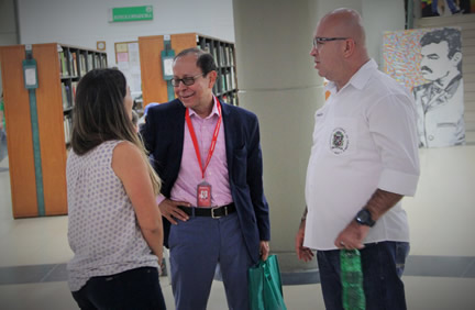 El egresado recorrió parte de las instalaciones del Campus El Volador, entre ellas la biblioteca Efe Gómez y la Casa del Egresado.