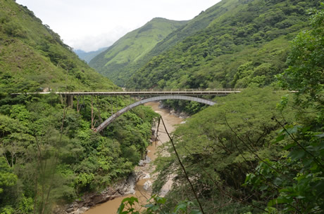 “Esta foto es histórica: el antiguo puente Pescadero Ituango ya es terreno inundado”. Foto cortesía.