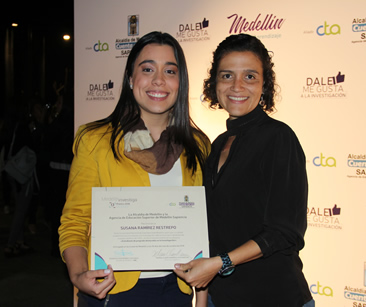Para la profe los éxitos de sus estudiantes son también suyos. Con su pupila Susana Ramírez en la ceremonia de los Premios Medellín Investiga 2018.