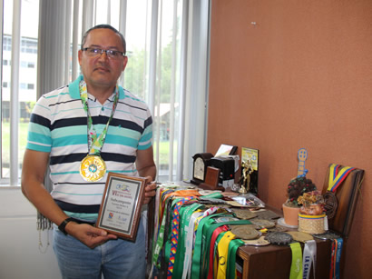Rubén Darío expone en su oficina unas 40 medallas, las más representativas de su carrera deportiva.