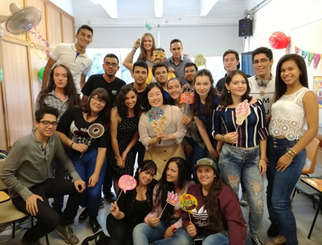 Los jóvenes, con quienes lleva compartiendo casi dos años, son parte de su familia colombiana. Foto cortesía.