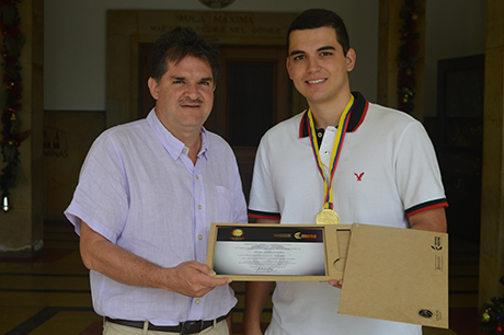 Daniel Cuartas Parra recibió congratulaciones de parte del profesor Pedro Nel Benjumea Hernández, decano de la Facultad de Minas.