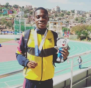 Jelssin Donnovan Robledo Mena, estudiante de Estadística, oro y plata en atletismo. Foto cortesía.