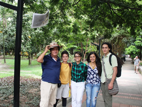 Los estudiantes del grupo folclórico Al calor del tambó, apoyaron al profesor Ortega en la organización de la exposición.