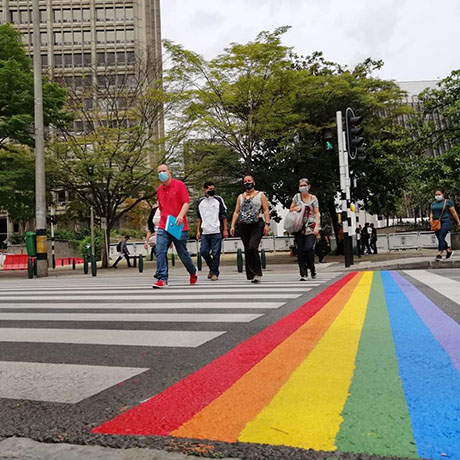 Como estrategia de visibilización por parte de la Administración municipal y diferentes organizaciones sociales, algunos cruces peatonales de la ciudad se pintaron con los colores del arcoíris. Foto: Alcaldía de Medellín.