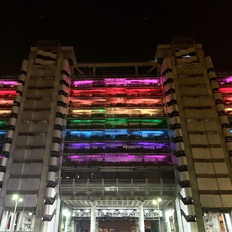Edificios representativos de la ciudad se iluminaron con los colores del arcoíris. Foto: New Queers on The Block.