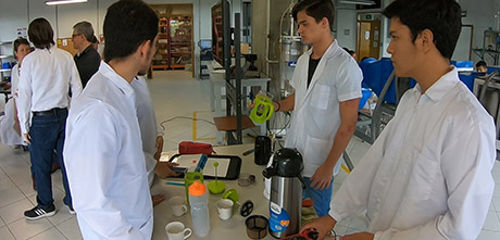 Dicta el curso de Introducción a la Ingeniería Química enseñando a preparar una taza de café. Foto: Oficina de Comunicaciones Facultad de Minas.