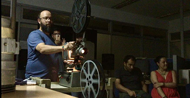 Juan Felipe Santos durante la prueba del proyector de cine 35mm en el Laboratorio de Fuentes Históricas. Fotos: cortesía Laboratorio de Fuentes Históricas.