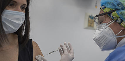 En Colombia la vacunación contra la covid-19 se inició el 18 de febrero de 2021. Foto: tomada de https://bit.ly/3bfVTMi