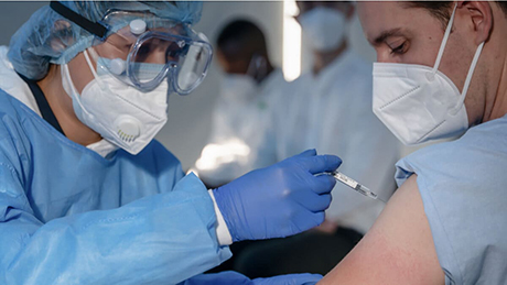 Trabajadores de la salud que atienden la pandemia en primera línea son los primeros llamados a vacunarse. Foto: tomada de bit.ly/3qrZNWt