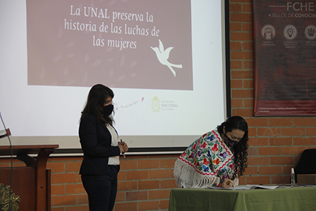 Con la firma del acta, Vamos Mujer hizo entrega oficial de los derechos patrimoniales del fondo documental a la UNAL Medellín.