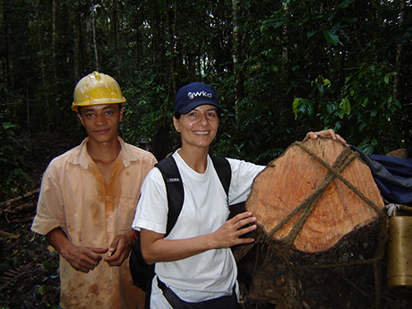 Estudió maderas de especies de árboles endémicos colombianos. Foto: cortesía Ángela María Vásquez Correa.