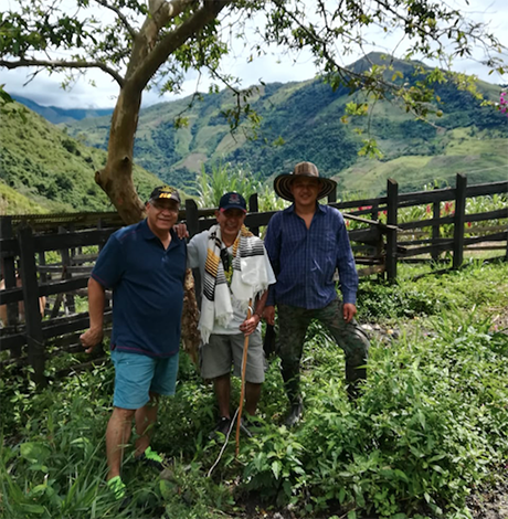 Rainiero disfrutaba de la naturaleza. En la foto está con su amigo William (al centro). Foto: cortesía William Ortiz.