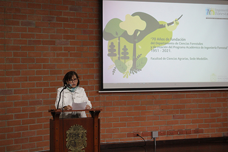 La profesora María Claudia Díez Gómez, directora del Departamento de Ciencias Forestales de la Facultad de Ciencias Agrarias, ofreció una conferencia magistral. Foto: Unimedios.