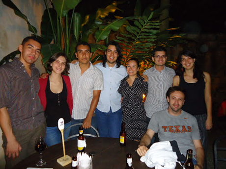 Con sus amigos de la UNAL Medellín. Carlos, uno de ellos (de camiseta gris), y su hermana (a la derecha y de negro). Foto: cortesía Luis Felipe Duque Álvarez.