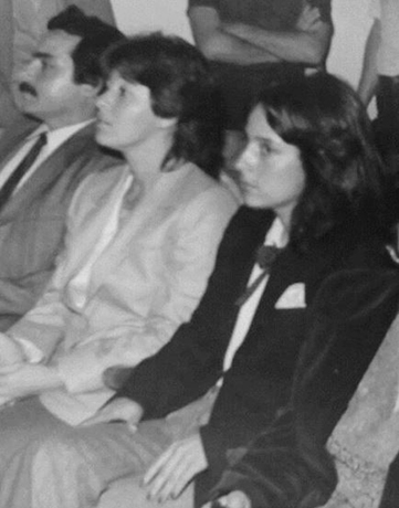 Olga Cecilia González Londoño y Ana María Ospina Serna, unas de las primeras ingenieras forestales de la UNAL Medellín. 1982. Foto: tomada de La barcaza que se ladeó - bit.ly/3HajBHM