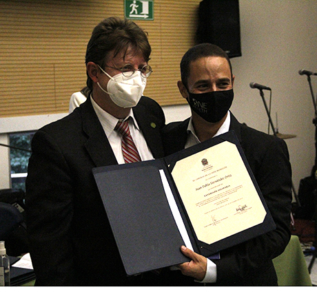 El profesor Juan Pablo Hernández Ortiz, desde el Laboratorio One Health, ha liderado iniciativas para gestionar la pandemia. Foto: Unimedios.