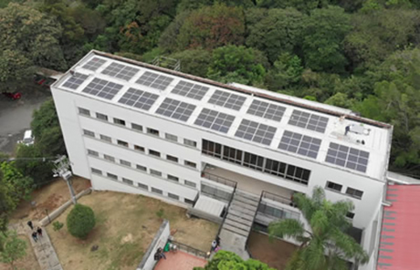 Paneles fotovoltaicos instalados en el bloque M8B del Campus Robledo. Foto: cortesía Oficina de Comunicaciones Facultad de Minas.