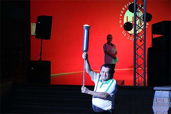 El profesor de la UNAL Medellín Carlos Alfredo Salazar Molina encendió la llama olímpica. Foto: Unimedios.