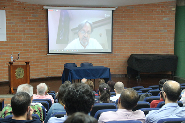 Solo uno de los conferencistas internacionales expuso su tema de manera virtual. Foto: Unimedios.