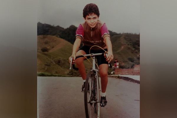 En su adolescencia practicó ciclismo. Foto: cortesía Jorge Ernesto Espinosa Oviedo.