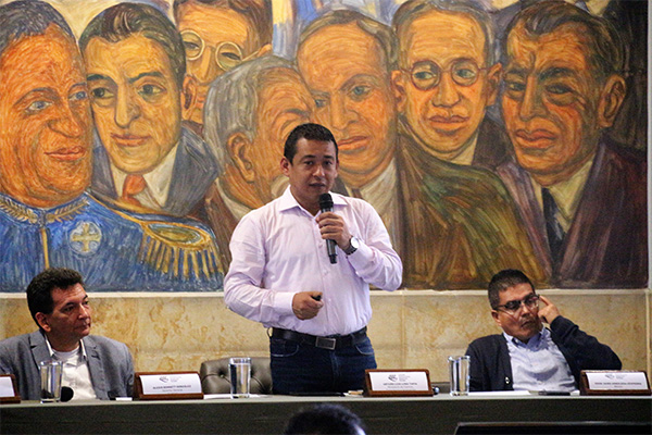 El ministro de Ciencia, Tecnología e Innovación, Arturo Luis Luna Tapia, resolvió algunas inquietudes. Foto: Unimedios.