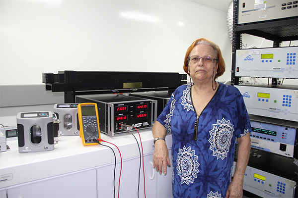 La profesora Carmen Elena Zapata Sánchez ha dedicado más de 20 años de su trayectoria profesional al análisis de la calidad del aire a través de diversos elementos de medición. Foto: Unimedios.