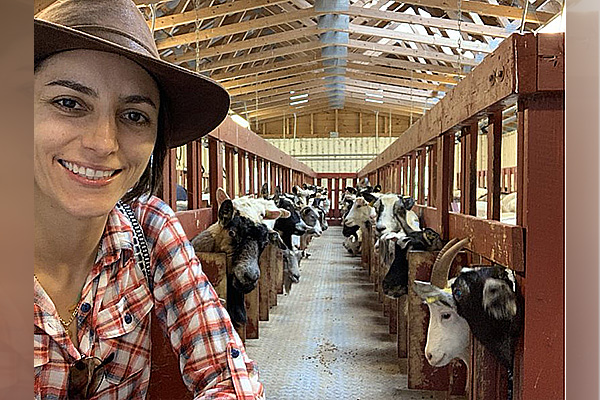 Aunque trabaja principalmente con ganado, la profesora Camila estudia el bienestar animal de distintas especies. Foto cortesía.