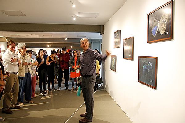 El profesor Jorge Andrés Pérez Zabala ofreció el recorrido inaugural de la exposición. Foto: Unimedios.